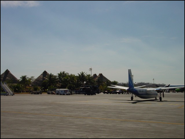 11-Mex-Huatulco Airport.jpg